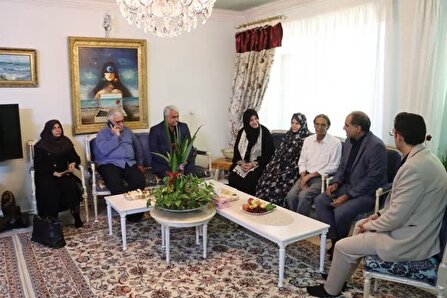 دیدار معاون صنایع‌دستی و هنرهای سنتی کشور با هنرمند آینه‌کار حرم مطهر رضوی