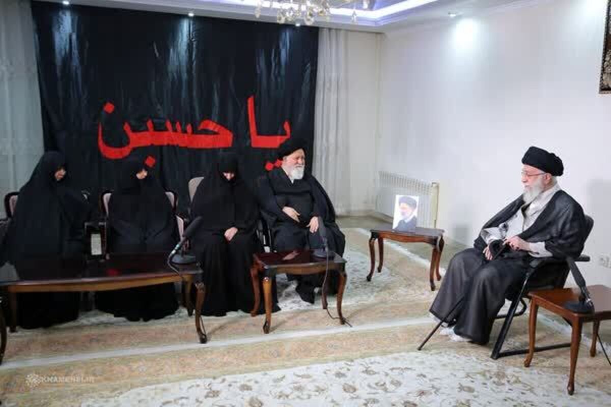 رهبر انقلاب در منزل شهید رئیسی: یکی از بهترین عناصرمان را از دست دادیم