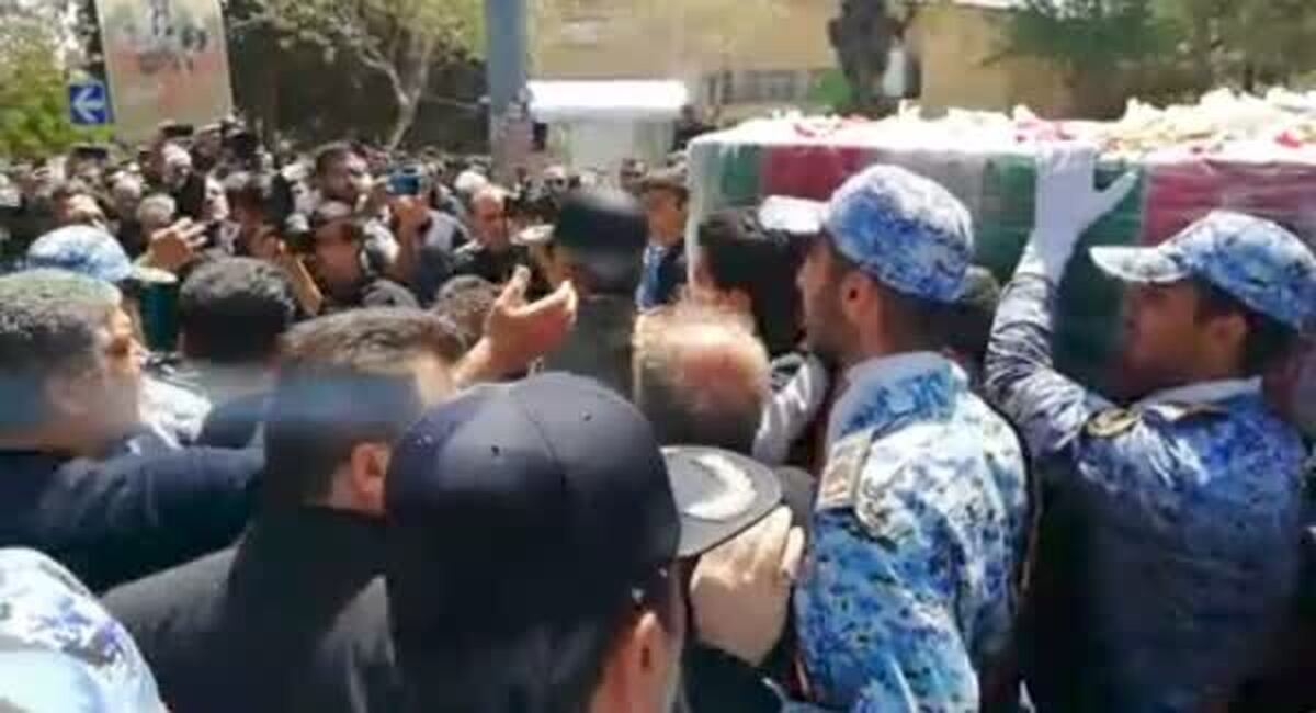 تشییع پیکر شهید خلبان مصطفوی روی دست مردم تهران