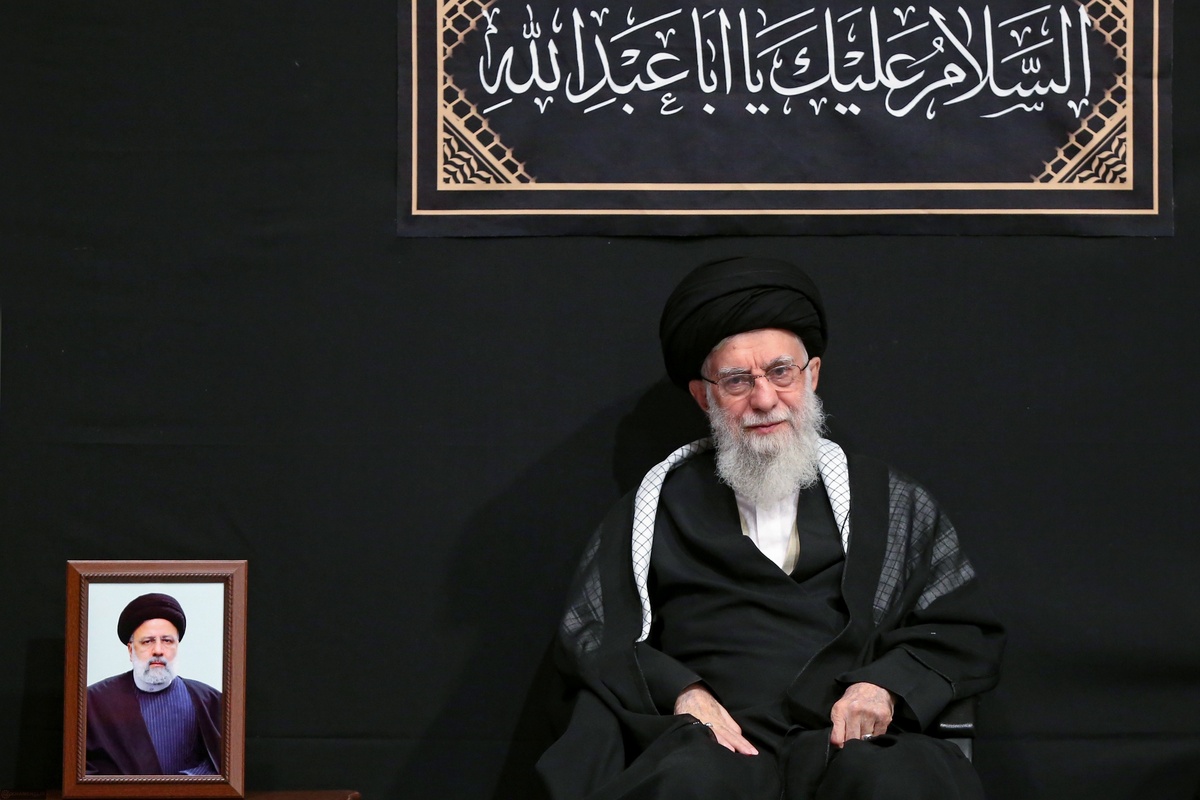 اولین شب مراسم عزاداری امام حسین(ع) با حضور رهبر انقلاب برگزار شد