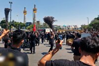 حضور گسترده زائران و مجاورین در حرم رضوی جهت برگزاری مراسم ظهر عاشورا