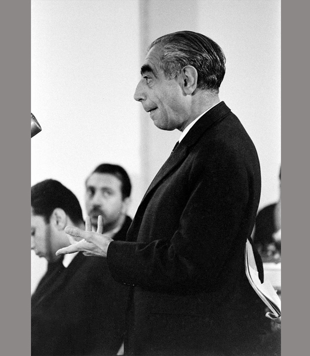 وابسته‌سازی هرچه بیشتر پهلوی دوم با اهرم تحمیل نخست وزیر