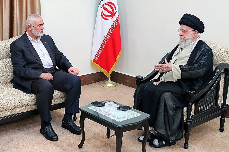 لحظاتی از آخرین دیدار شهید اسماعیل هنیه با رهبر انقلاب اسلامی