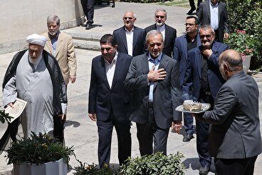 فیلم ورود مسعود پزشکیان به محل کار با همراهی رئیس دفتر رهبر انقلاب