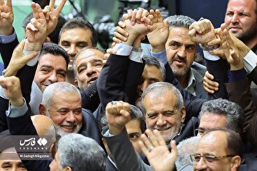 خوش و بش و عرض تبریک مهمانان به رئیس جمهور در پایان مراسم تحلیف