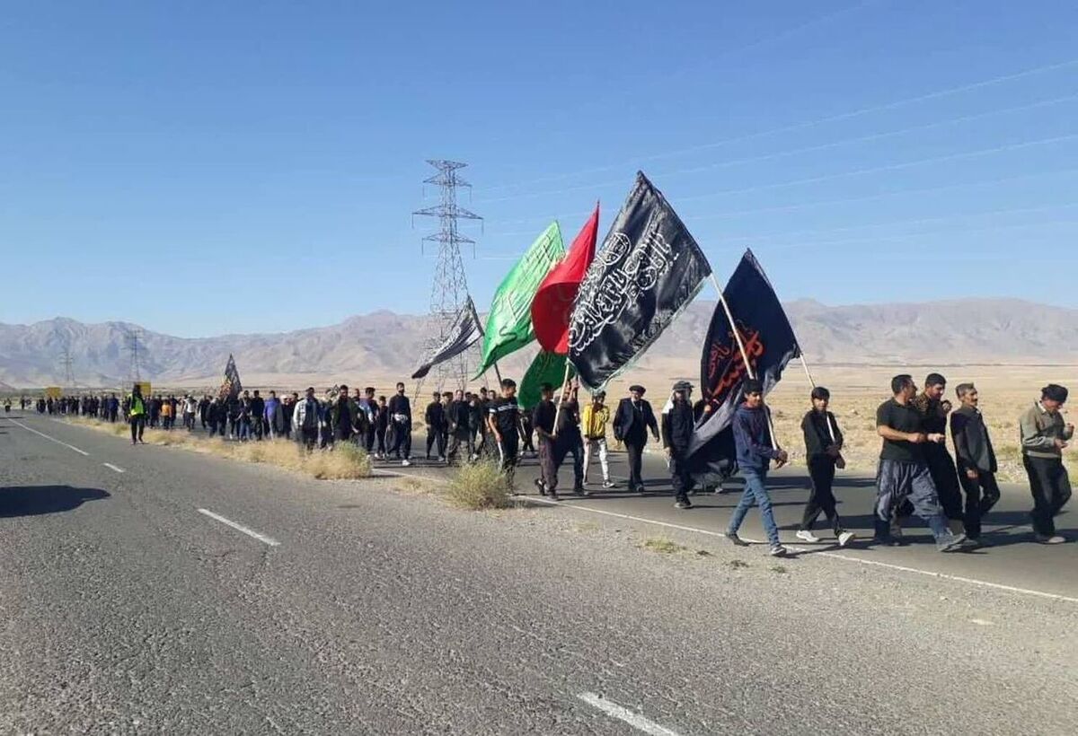 زائران پیاده تربت جام به نیابت از شهدا قدم برمی دارند