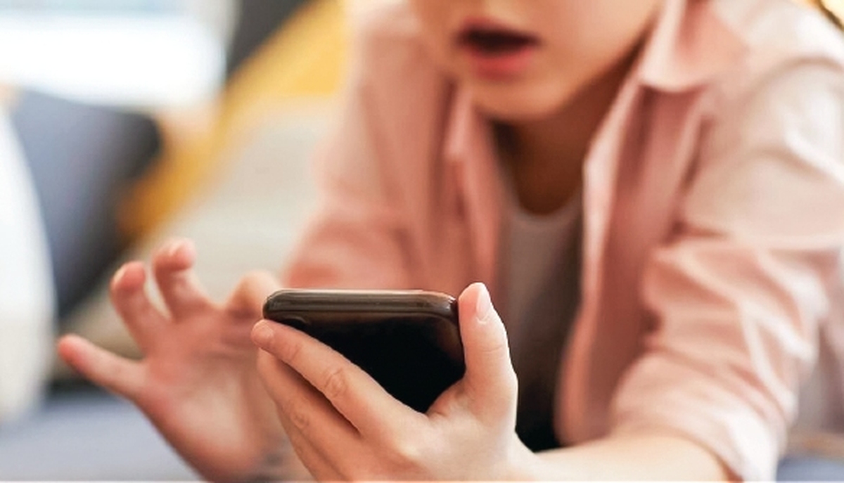 والدین موبایل به دست بخوانند