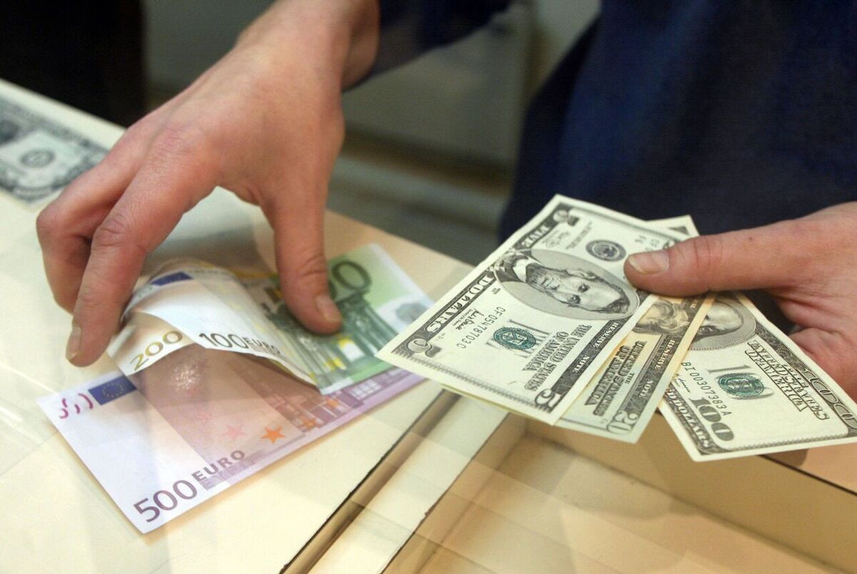 نوسان جزئی قیمت دلار و یورو در مرکز مبادله ارز و طلای ایران