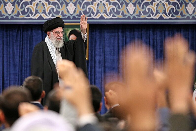 رهبر انقلاب: ما عزاداریم، اما برنامه دیدار را به بعد موکول نکردم، زیرا جنس عزای ما پیش برنده است