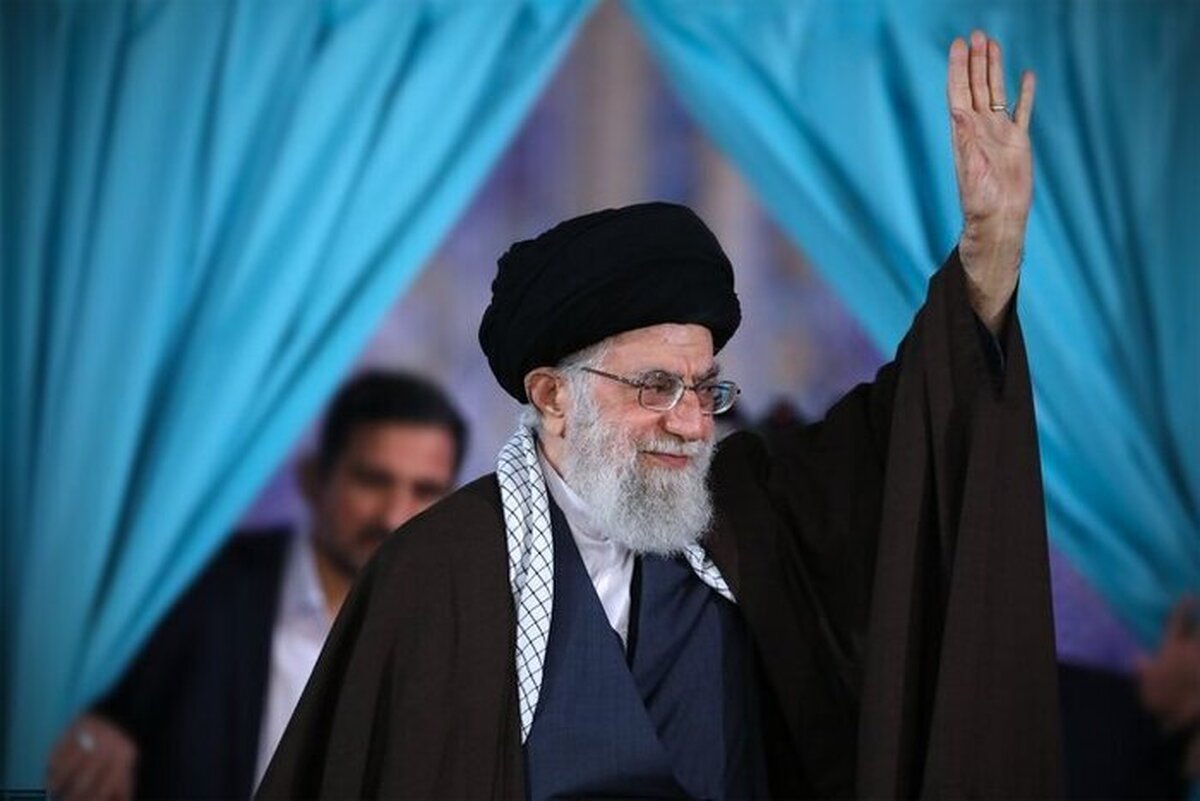 رهبر انقلاب وارد مصلای امام خمینی شدند