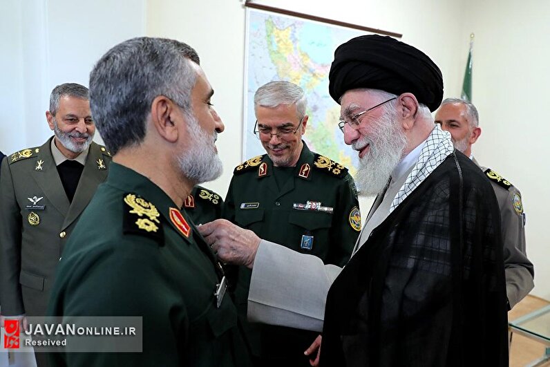 اعطای «نشان فتح» به سردار حاجی‌زاده توسط مقام معظم رهبری