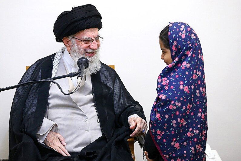 گفت‌وگوی رهبر انقلاب با دختر خردسال شهید حمزه جهاندیده