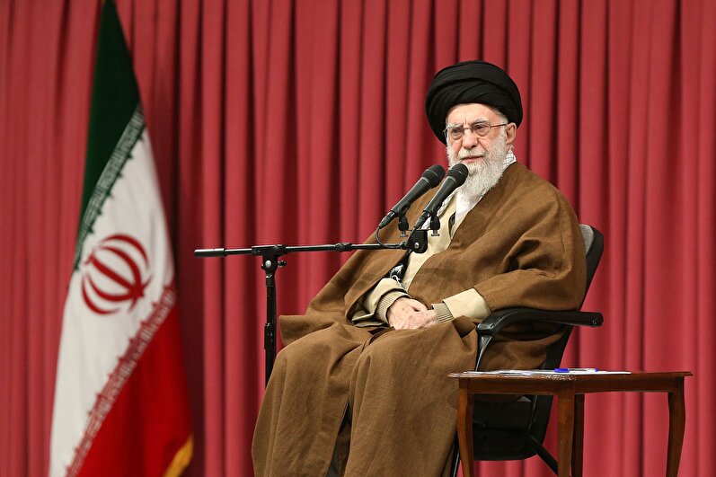 رهبر انقلاب: تصور آمریکا و رژیم صهیونیستی مبنی بر پایان مقاومت کاملاً اشتباه است/ آن کسی که ریشه‌کن خواهد شد اسرائیل است