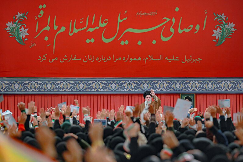 رهبر انقلاب: همه به خصوص بانوان مراقب شیوه‌های نرم‌افزاری دشمن باشند و فریب شعارها و وسوسه‌ها را نخورند