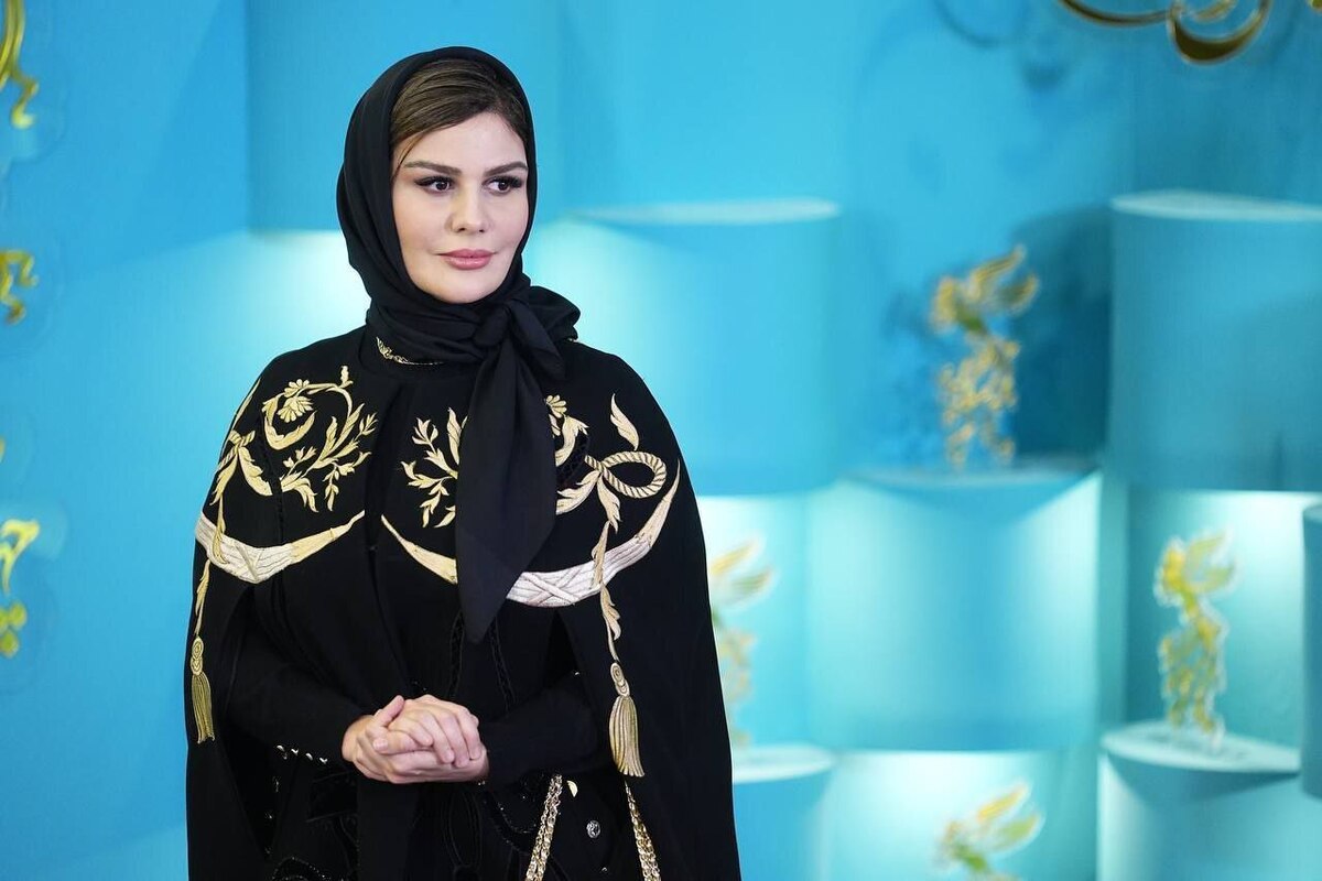 رُز رضوی در نمایش «به یک قاتل ساده نیازمندیم»