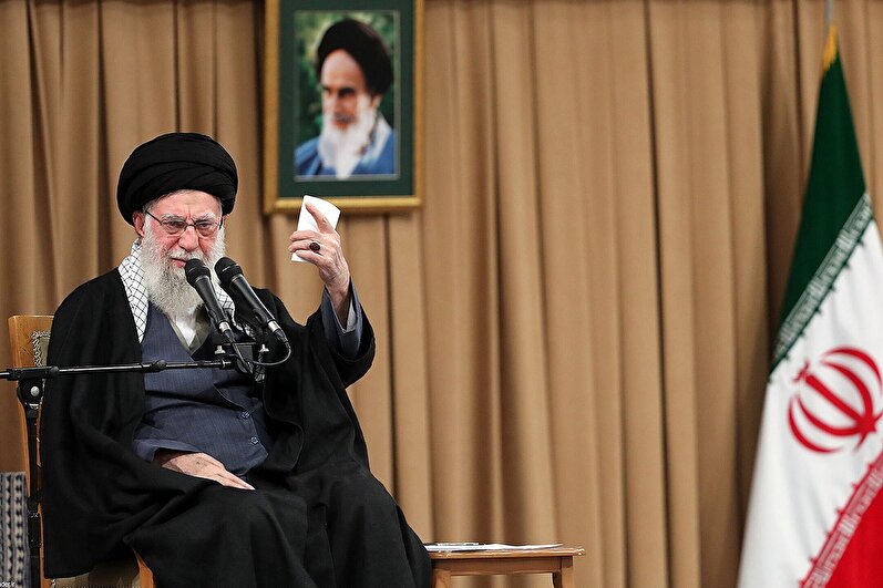 رهبر انقلاب: جمهوری اسلامی در مقابل افراد تخریب‌گر کوتاه نخواهد آمد و مزدوری بیگانگان را تحمل نمی‌کند
