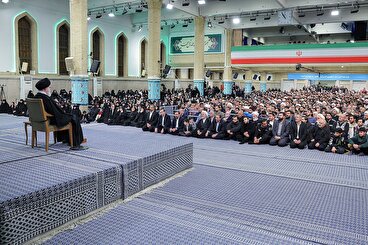 رهبر انقلاب: همه باید در دفاع از نظام اسلامی و ایران عزیز با هم و در کنار هم و یکی باشیم