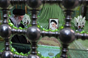حضور رهبر معظم انقلاب در حرم مطهر حضرت امام خمینی(ره)