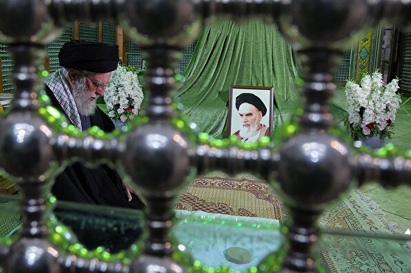 حضور رهبر معظم انقلاب در حرم مطهر حضرت امام خمینی(ره)