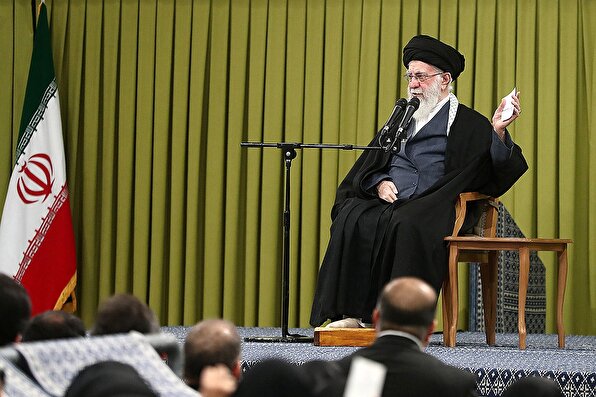 رهبر انقلاب: ملت ایران به آن کسی که طمع داشته باشد و حمله بخواهد بکند و اذیت بکند، مشت محکمی خواهد زد