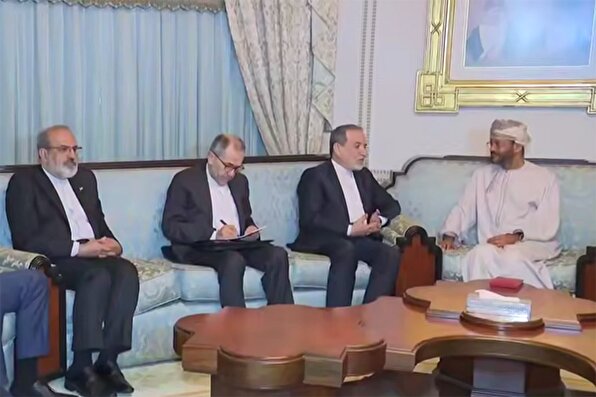 دیدار جداگانه هیأت‌های ایران و آمریکا با وزیر خارجه عمان