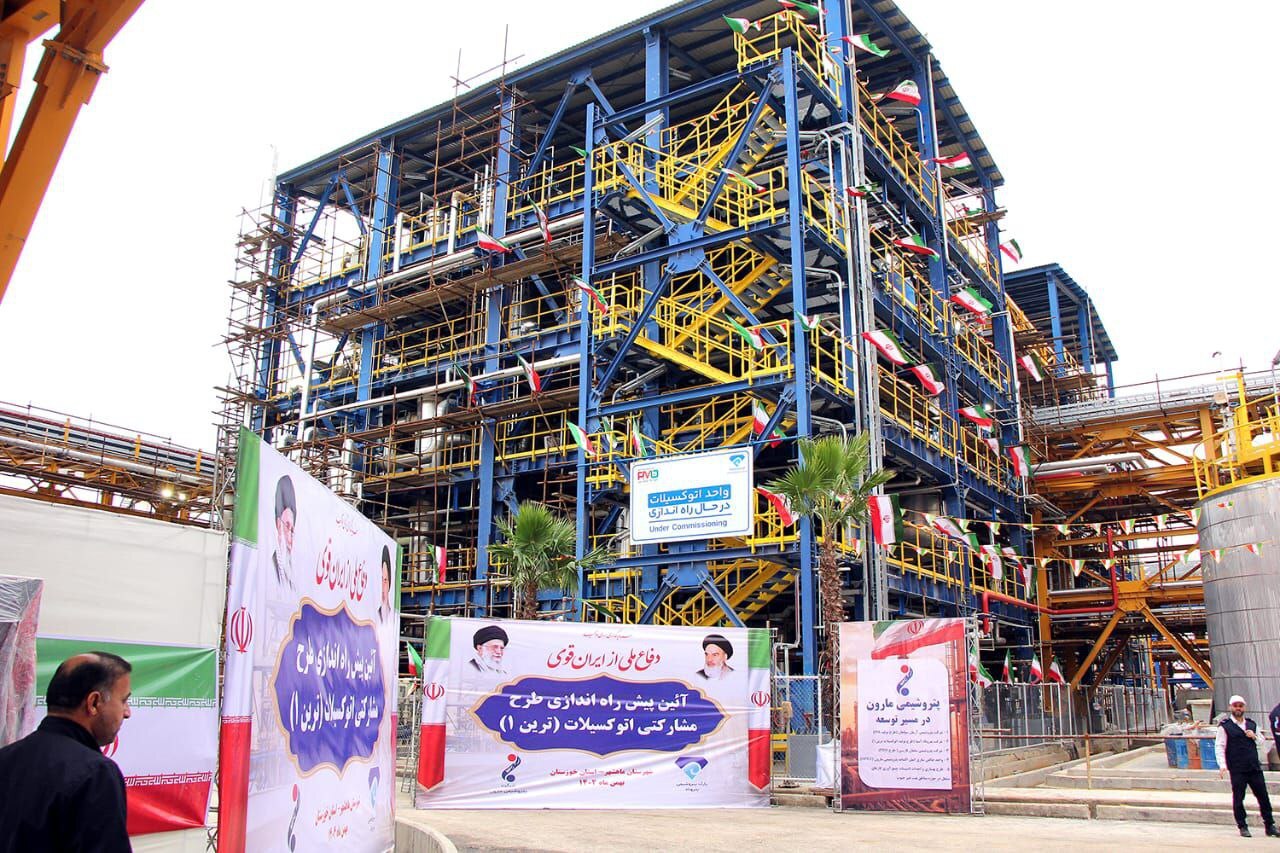 دست روی ماشه، پا در میدان سازندگی