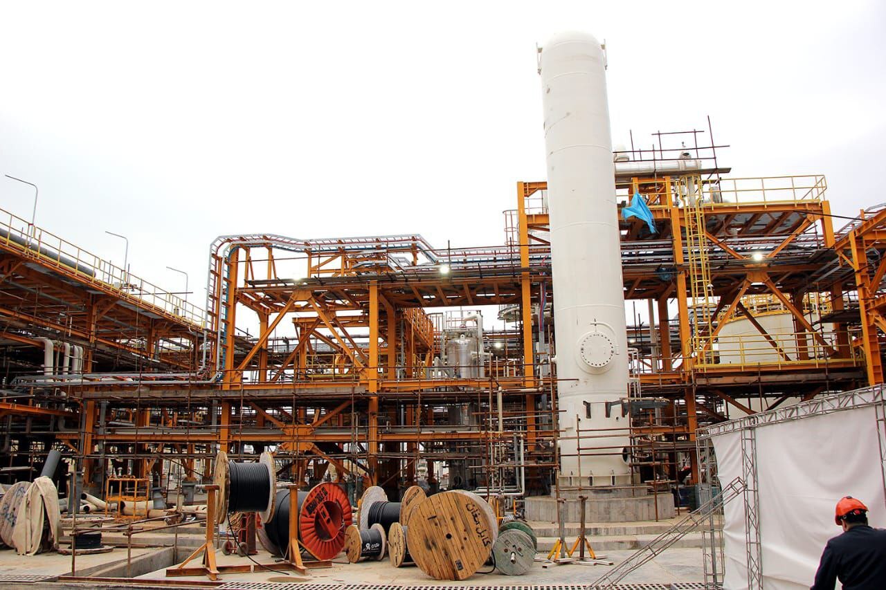 دست روی ماشه، پا در میدان سازندگی