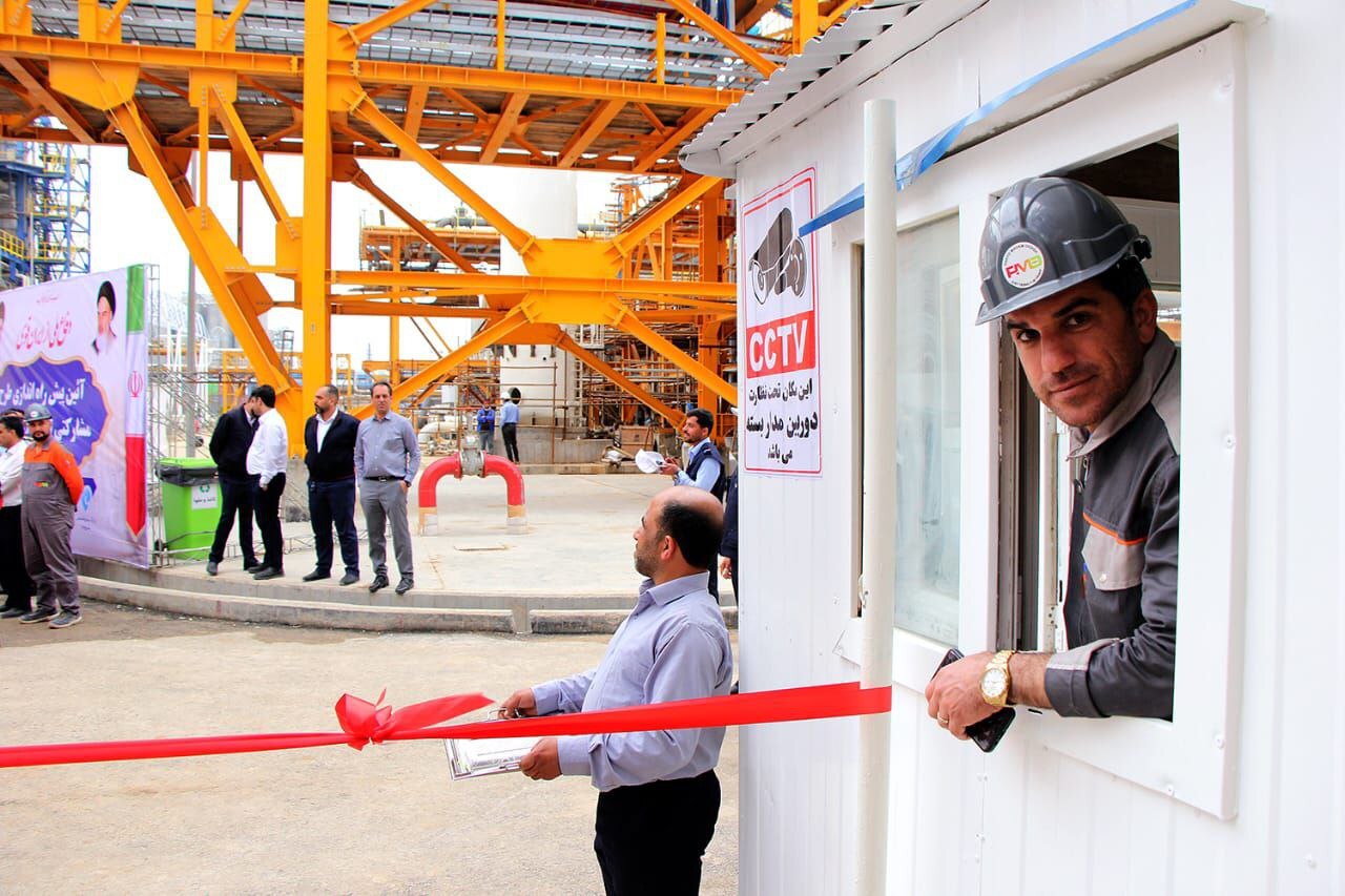 دست روی ماشه، پا در میدان سازندگی