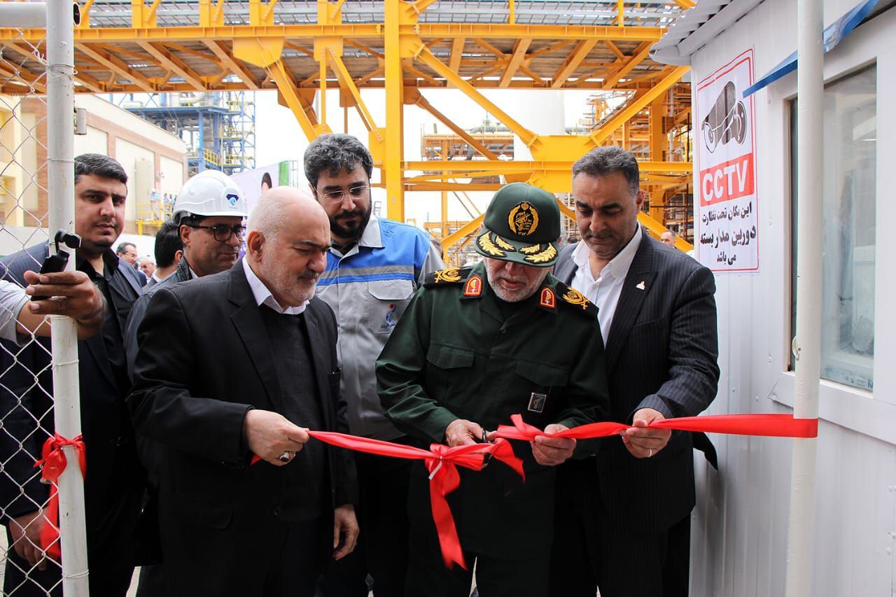 دست روی ماشه، پا در میدان سازندگی