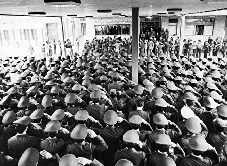 آن سلام نظامی برای تاریخ ریل‌گذاری کرد