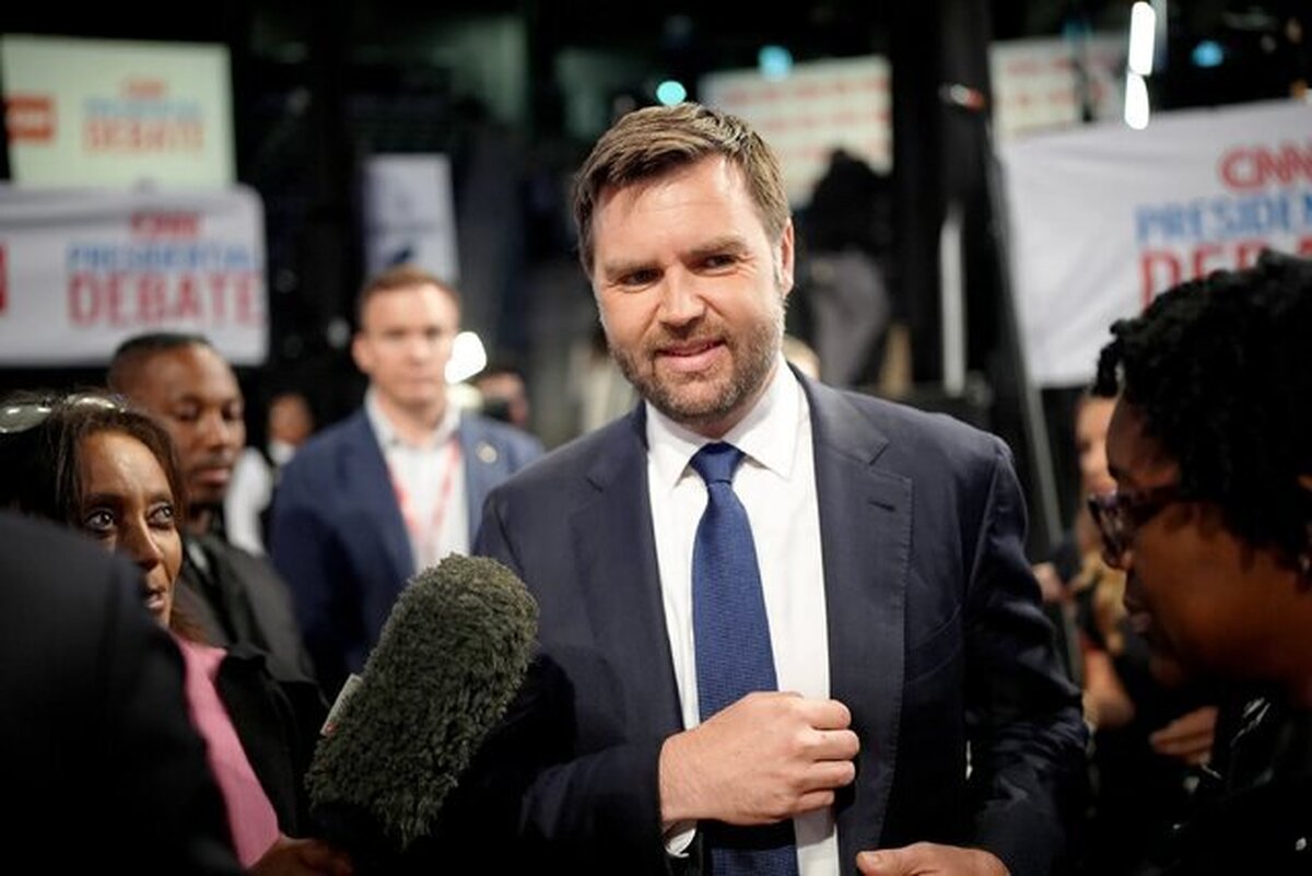 موج انتقادها از مواضع متناقض ونس در برابر جنگ&zwnj;طلبی ترامپ علیه ایران