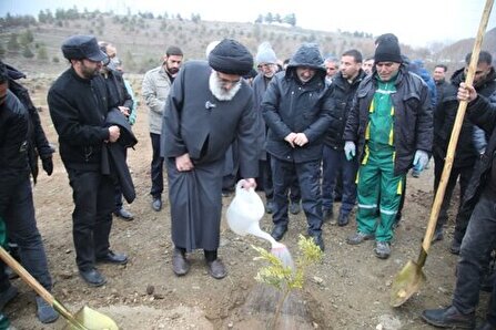 کاشت درخت به یاد «پدر امت و رهبر شهید ایران»