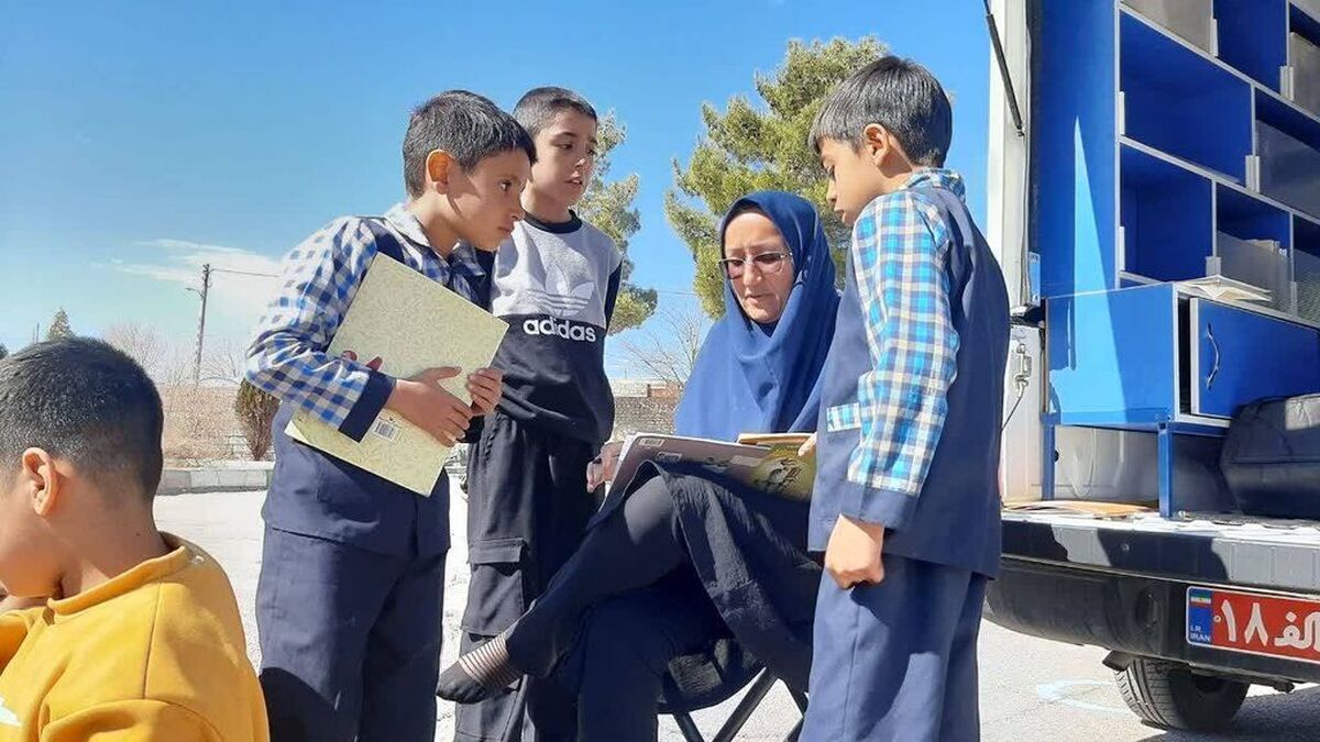 خانم مربی‌های کانون پشت فرمان کتاب‌خانه‌های سیار