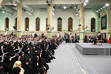 رهبر انقلاب: کتاب‌های درسی بایستی بتواند دانش‌آموز را پرورش بدهد و بار بیاورد