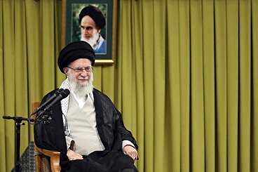 تأکید رهبر انقلاب بر لزوم انجام کارهای رسانه‌ای و هنری برای چهره‌نگاری دوست‌داشتنی از معلم