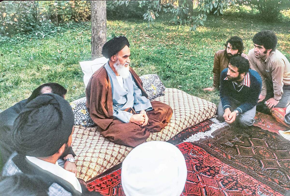 رضاخان با کودتا، سرنیزه و حبس سلطنت را قبضه کرد