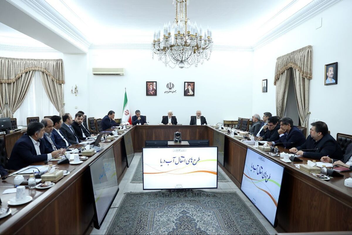 عارف: تصمیمات و قوانین پیشین را نفی نمی‌کنیم، اما وحی منزل نیستند