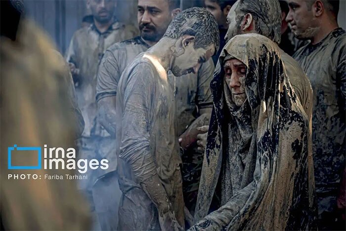 آیین گِل‌مالی در روز عاشورا