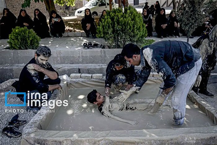 آیین گِل‌مالی در روز عاشورا