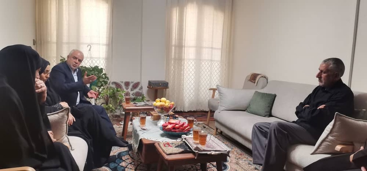 دیدار رئیس بنیاد شهید و امور ایثارگران با خانواده شهدای حمله تروریستی رژیم اشغالگر صهیونیست
