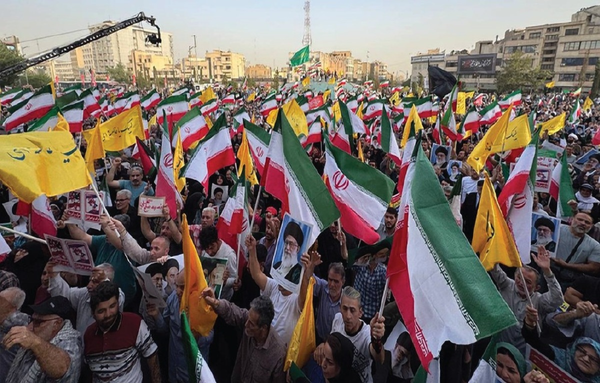 مردم پیروزی را در میدان انقلاب جشن گرفتند