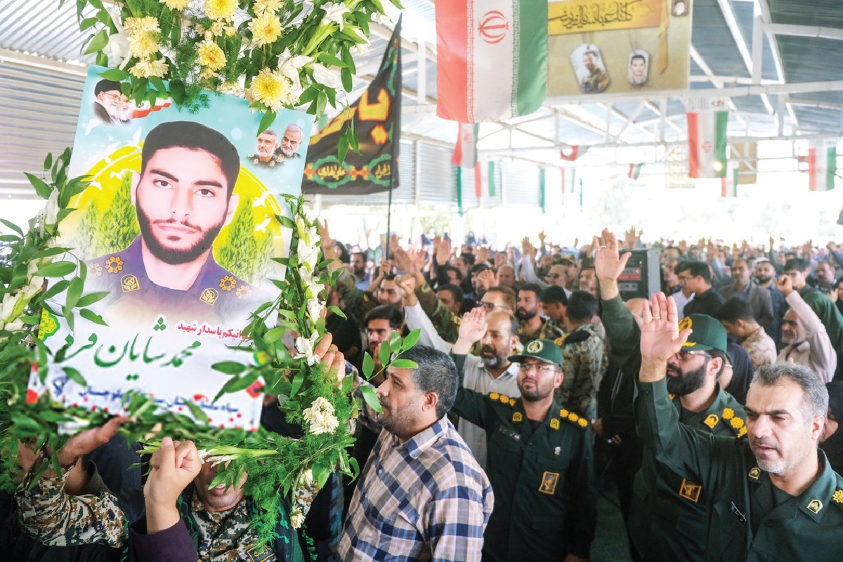 لباس پاسداری‌اش را با مزار حاج‌قاسم تبرک کرده بود