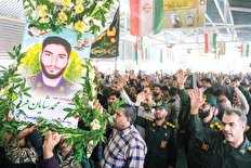 لباس پاسداری‌اش را با مزار حاج‌قاسم تبرک کرده بود