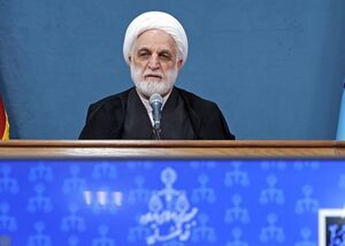 اینکه عده‌ای راه‌حل مشکلات کشور را آمریکا می‌دانند مایه شگفتی است