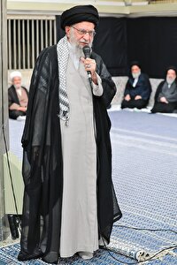 ایستاده، چون سرو مقابل توفان‌ها