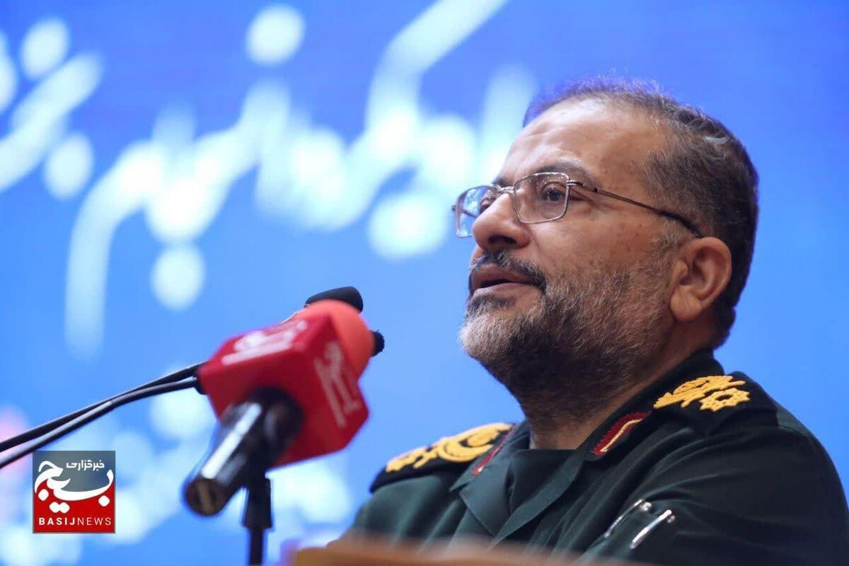 انقلاب اسلامی ایران هندسه قدرت در جهان را تغییر داد