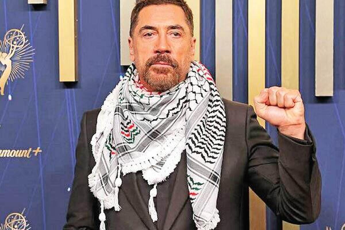 خاویر باردم با چفیه روی فرش قرمز «امی» شعار «فلسطین را آزاد کنید» سر داد