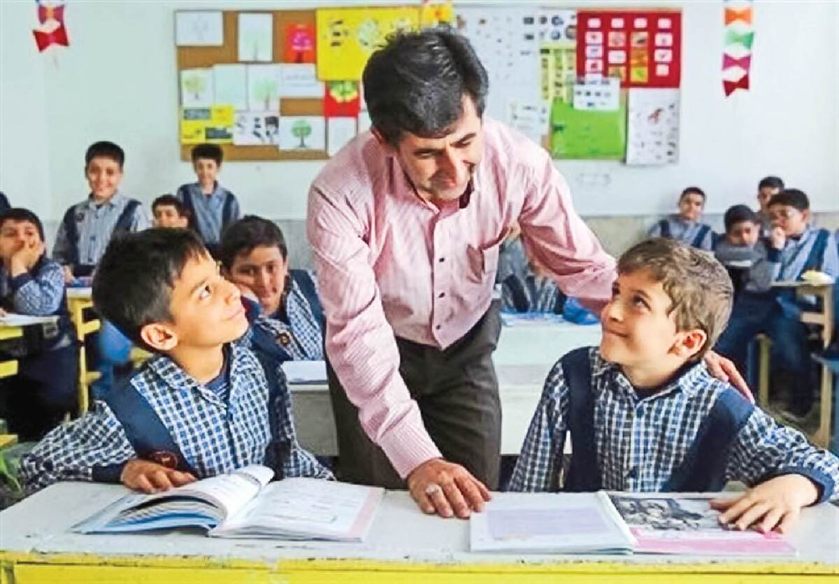 برنامه درسی جدید با عبور از کتاب درسی روی میز مدارس