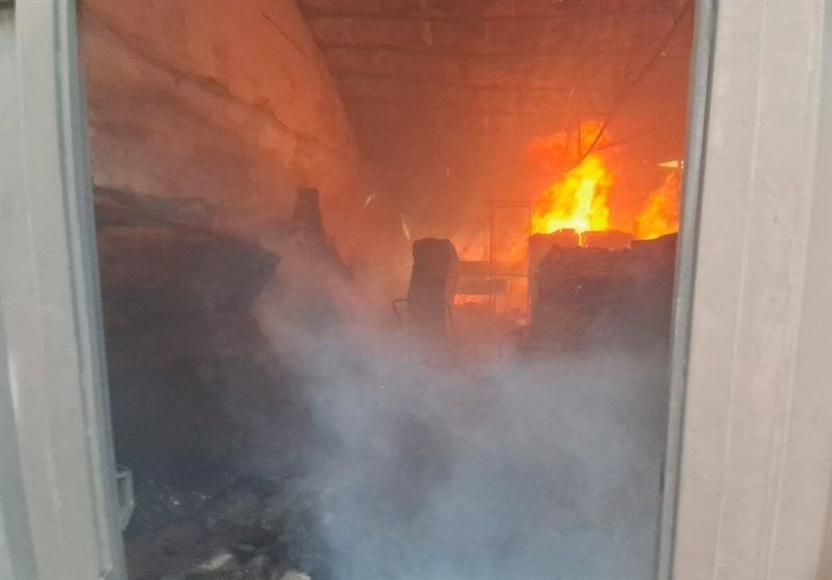 مهار آتش‌سوزی یک انبار کالا در بزرگراه بابایی