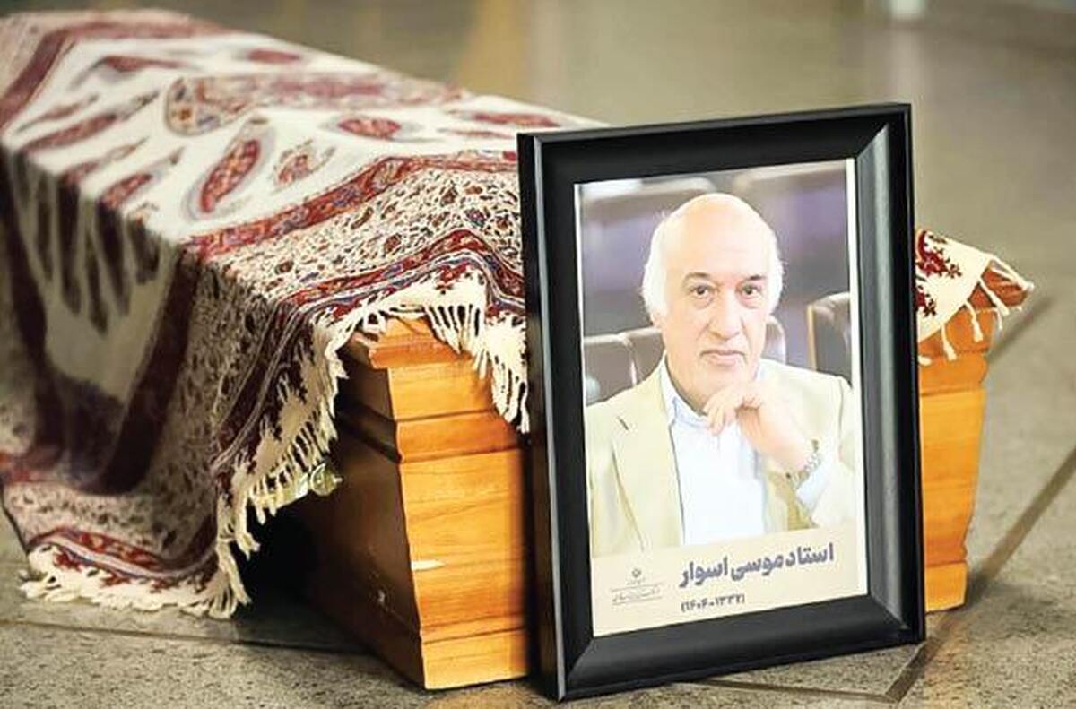 اسوار دلاوری بود که با دو دست شمشیر می‌زد